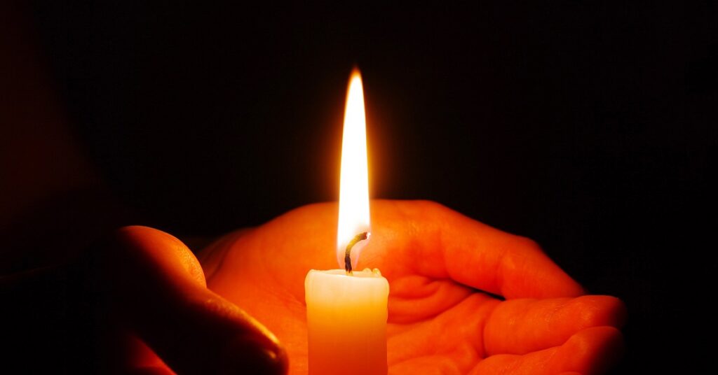 Свеча скорбим 22.03 2024. Свеча памяти. Свеча скорби. Светлая память свеча. Траурная свеча.